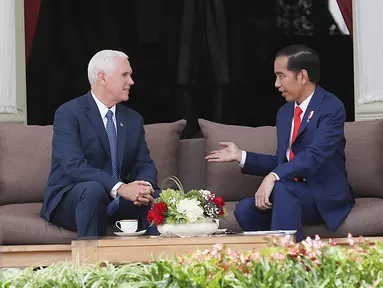 Presiden Joko Widodo berbincang dengan Wakil Presiden Amerika Serikat Michael R. Pence (Mike Pence) di Istana Merdeka, Jakarta, Kamis (20/4). Agenda kunjungan Mike Pence ke Indonesia, antara lain bertemu Presiden Jokowi. (Liputan6.com/Angga Yuniar)