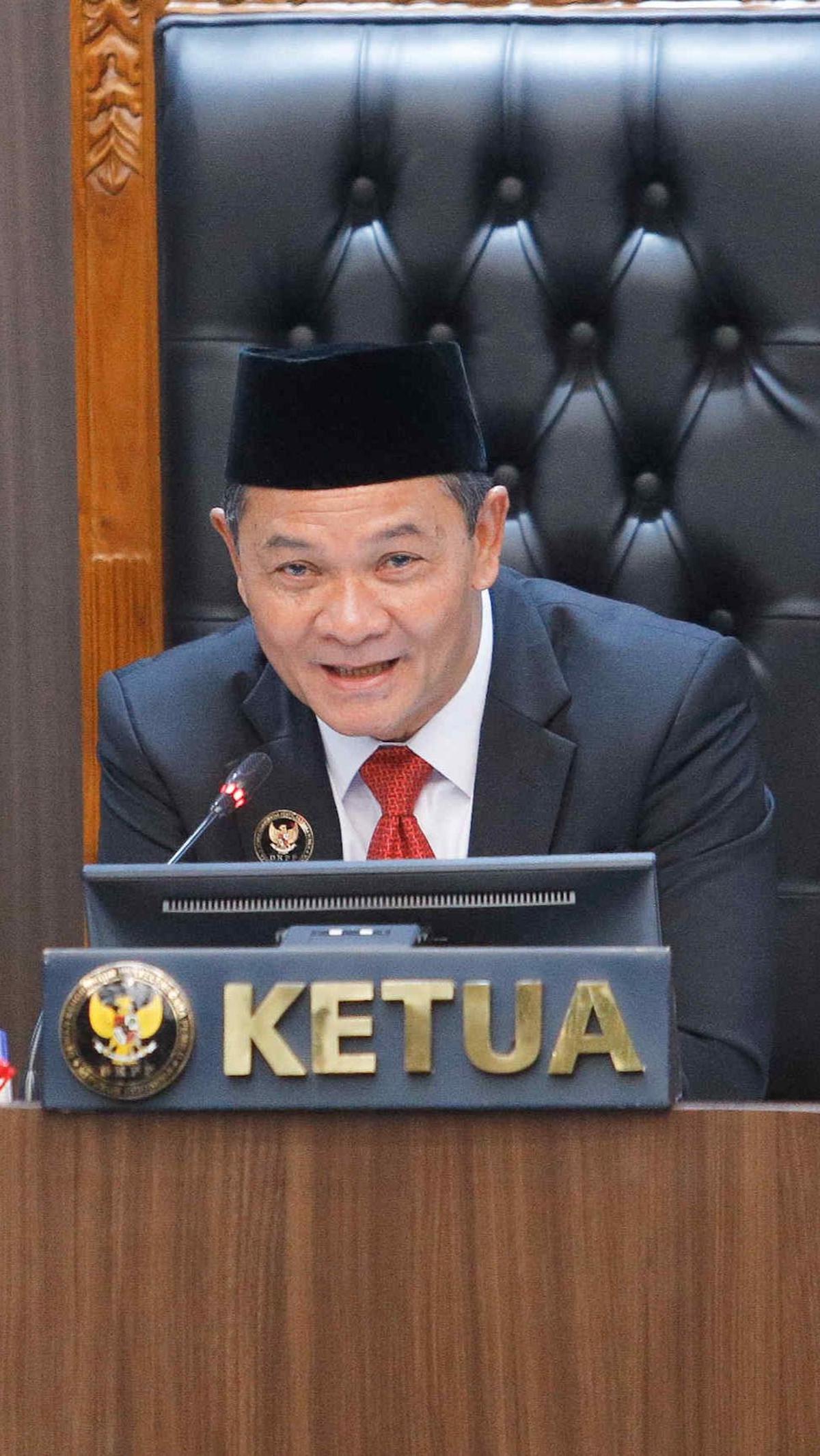 "Menjatuhkan sanksi pemberhentian tetap kepada teradu Hasyim Asy'ari selaku ketua merangkap anggota Komisi Pemilihan Umum RI terhitung putusan ini dibacakan," kata Heddy Lugito dalam sidang pembacaan putusan seperti dilansir Antara.