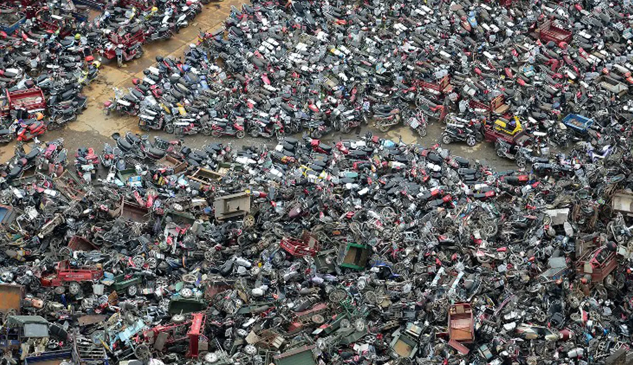 Ribuan sepeda motor bekas tampak menumpuk di sebuah tempat pembuangan di Binzhou, Hunan, China, 9 Juni 2015. (AFP PHOTO CHINA OUT)