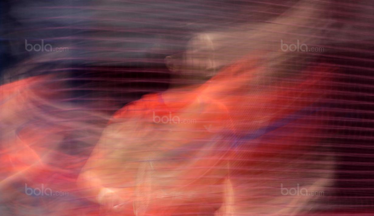 Hsu Ya Ching (kanan) bersiap menerima bola saat melawan Liliyana Natsir/Tontowi Ahmad pada babak kedua Daihatsu Indonesia Master 2018 di Istora Senayan, Kamis (25/1/2018). Tontowii/Liliyana menang 21-12, 21-10. (Bola.com/Nick Hanoatubun)