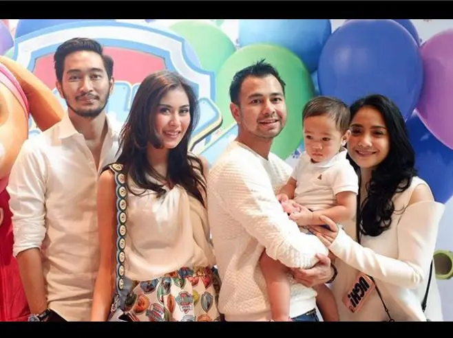 Raffi Ahmad berpose bersama keluarga kecilnya serta Syahnaz Sadiqah dan kekasihnya (Foto: Instagram)