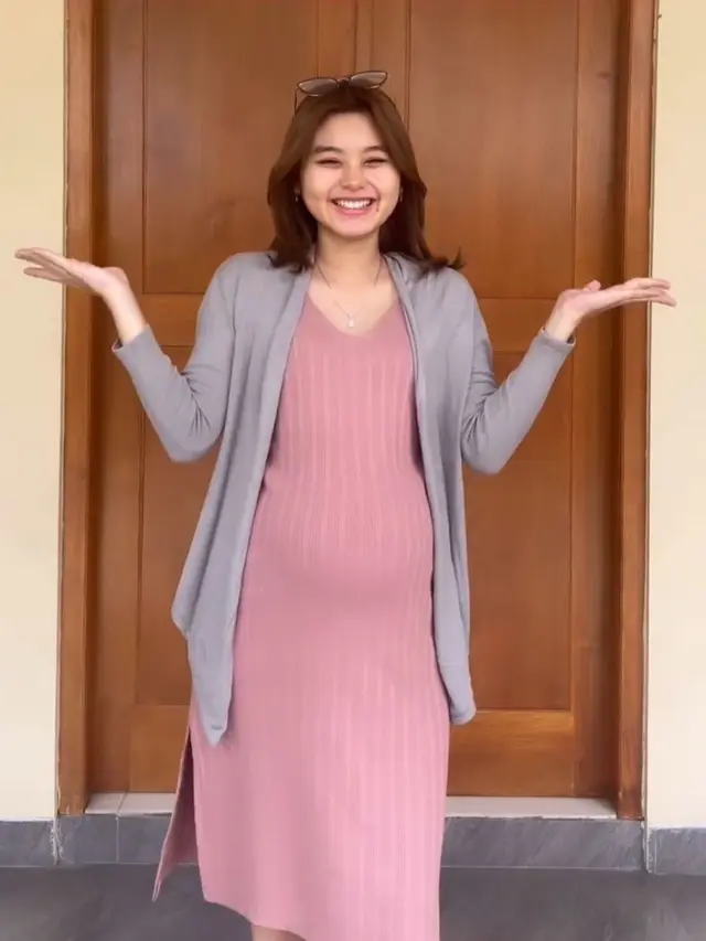 7 Potret Baby Bump Cesen Istri Marshel Widianto yang Kini Makin Besar