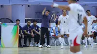 Pelatih Timnas Futsal Indonesia, Hector Souto memberikan instruksi saat timnya berhadapan dengan Malaysia di Piala AFF Futsal 2026 yang bertempat di Nonthaburi Sports Complex Gymnasium, Thailand, Selasa (7/4/2026). (Dok. FFI)