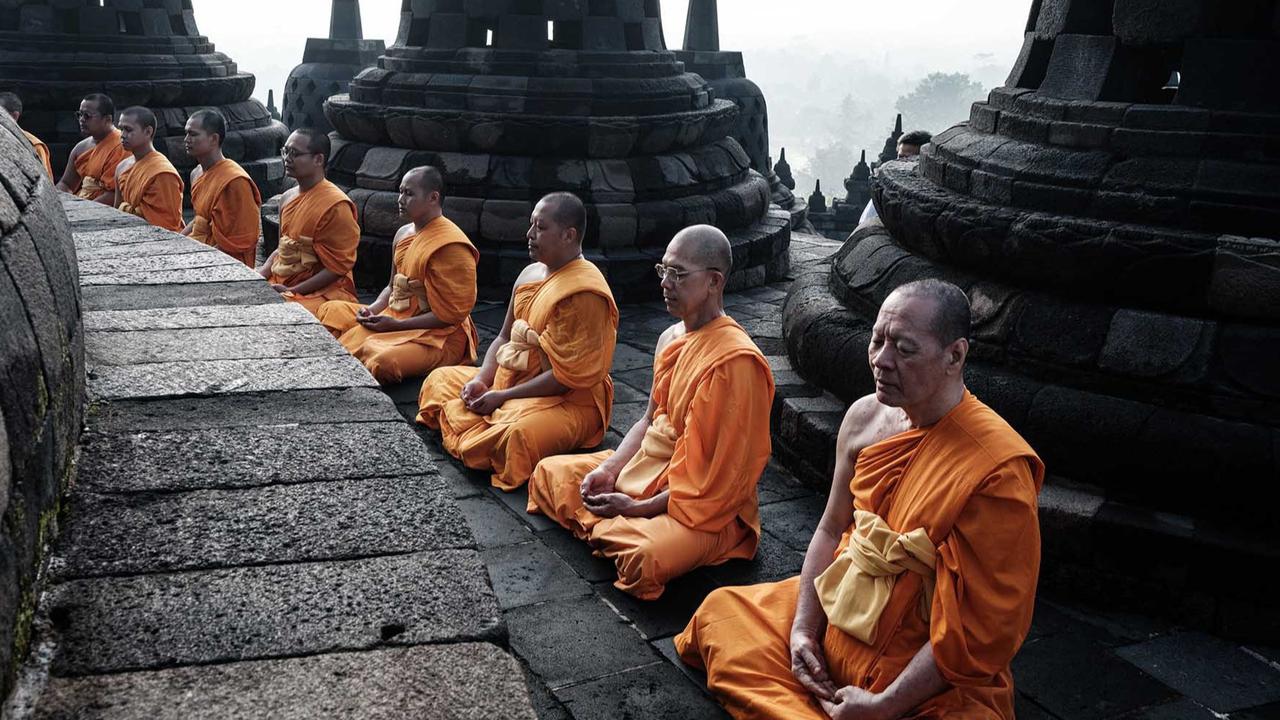 FOTO: Khidmat Puja Bakti Doa Biksu di Candi Borobudur
