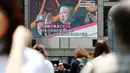 Layar yang menampilkan gambar Kim Jong Un dengan sebuah laporan peluncuran rudal Korea Utara, di Tokyo, Jepang (29/5). Terkait peluncuran teresebut, PM Abe mengatakan akan mengambil langkah konkret dengan Amerika Serikat. (Meika Fujio / Kyodo News via AP)