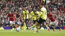 Striker Burnley, Zeki Amdouni mencetak gol penyeimbang 1-1 ke gawang Manchester United melalui eksekusi penalti pada laga pekan ke-35 Premier League 2023/2024 di Old Trafford Stadium, Manchester, Sabtu (27/4/2024). (PA via AP Photo/Ian Hodgson)