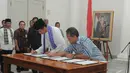 Jokowi menandatangani kerjasama pembebasan lahan untuk normalisasi Kali Pasanggrahan dengan Dirjen Sumber Daya Air (SDA) Kementerian PU, Balai Kota, Jakarta, Jumat (30/5/2014) (Liputan6.com/Herman Zakharia). 