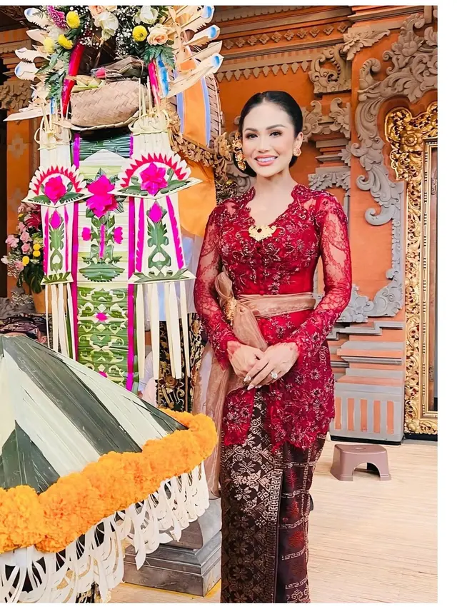 7 Pesona Krisdayanti Kenakan Kebaya Bali Brokat Merah di Nikahan Kakak