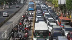  Pengendara memasuki jalur bus Transjakarta di Jalan Mampang, Jakarta, Senin (13/6). Polisi akan memberikan surat tilang slip biru dengan denda tilang sebesar Rp500.000 bagi pengendara yang memasuki jalur Transjakarta. (Liputan6.com/Gempur M Surya)