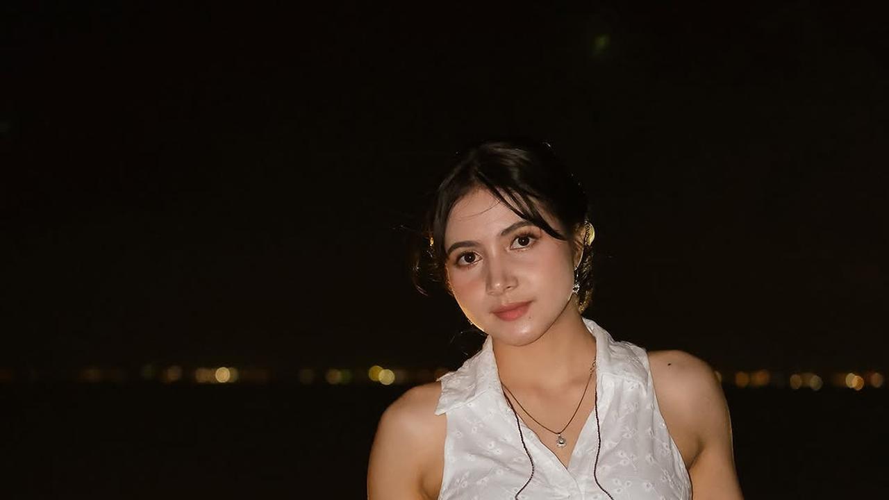 Profil Bulan Sutena, Penyanyi Cantik Asal Bali yang Berparas Bule