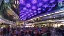 Suasana waktu berbuka puasa atau ngabuburit di Avenue of The star Lippo Mall Kemang, Jakarta, Sabtu (26/5). Dekorasi khas Indonesia menghiasi mall mulai dari hiburan, hingga bazar Ramadan yang digelar di 68 mall. (Liputan6.com/Fery Pradolo)