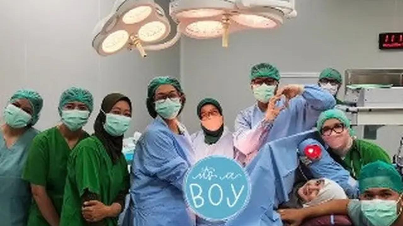 7 Potret Kesha Ratuliu Melahirkan Anak Ketiga, Penuh Haru