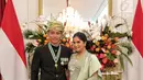 Putra Presiden RI ke-6 SBY, Agus Harimurti Yudhoyono atau AHY dan istri Annisa Pohan foto bersama usai Upacara HUT ke-74 RI di Istana Merdeka, Jakarta, Sabtu (17/8/2019). AHY dan Annisa tampil berbaju adat Sumbar dan Kebaya. (Liputan6.com/HO/Bintang Radityo dan Michael Wicaksono)