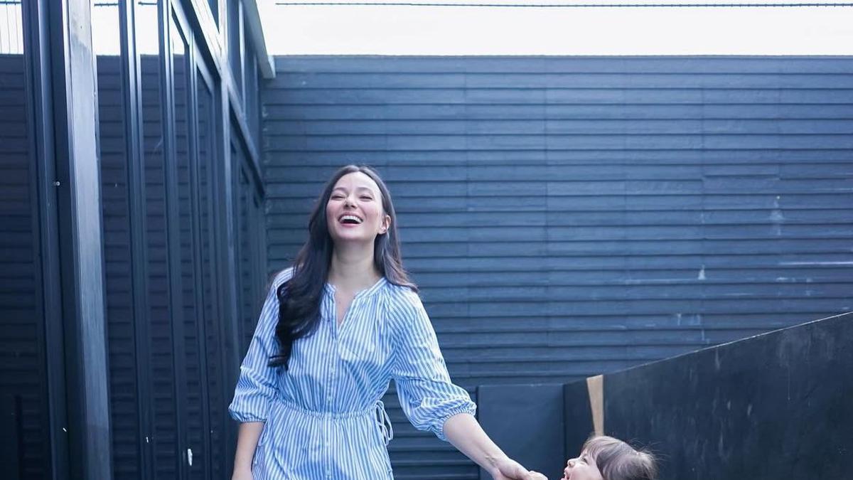 Asmirandah Ungkap Punya Anak Perempuan Seperti Melahirkan Sahabat Sendiri, Ini OOTD Kompaknya Bersama Chloe