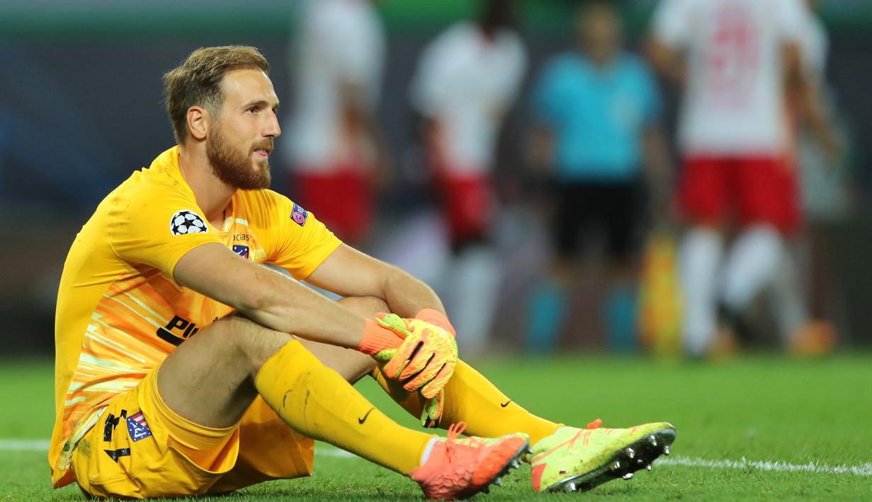 Kiper Atletico Madrid, Jan Oblak, tampak lesu usai dikalahkan RB Leipzig pada perempat final Liga Champions 2019/2020 di Estadio Jose Alvalade, Jumat (14/8/2020) dini hari WIB. Atletico Madrid kalah 1-2 atas RB Leipzig. (AFP/Miguel A. Lopes/pool)