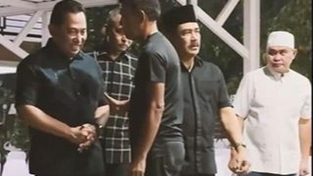 Tak sendirian, sejumlah jenderal polisi juga terlihat ikut datang melayat bersama Listyo.