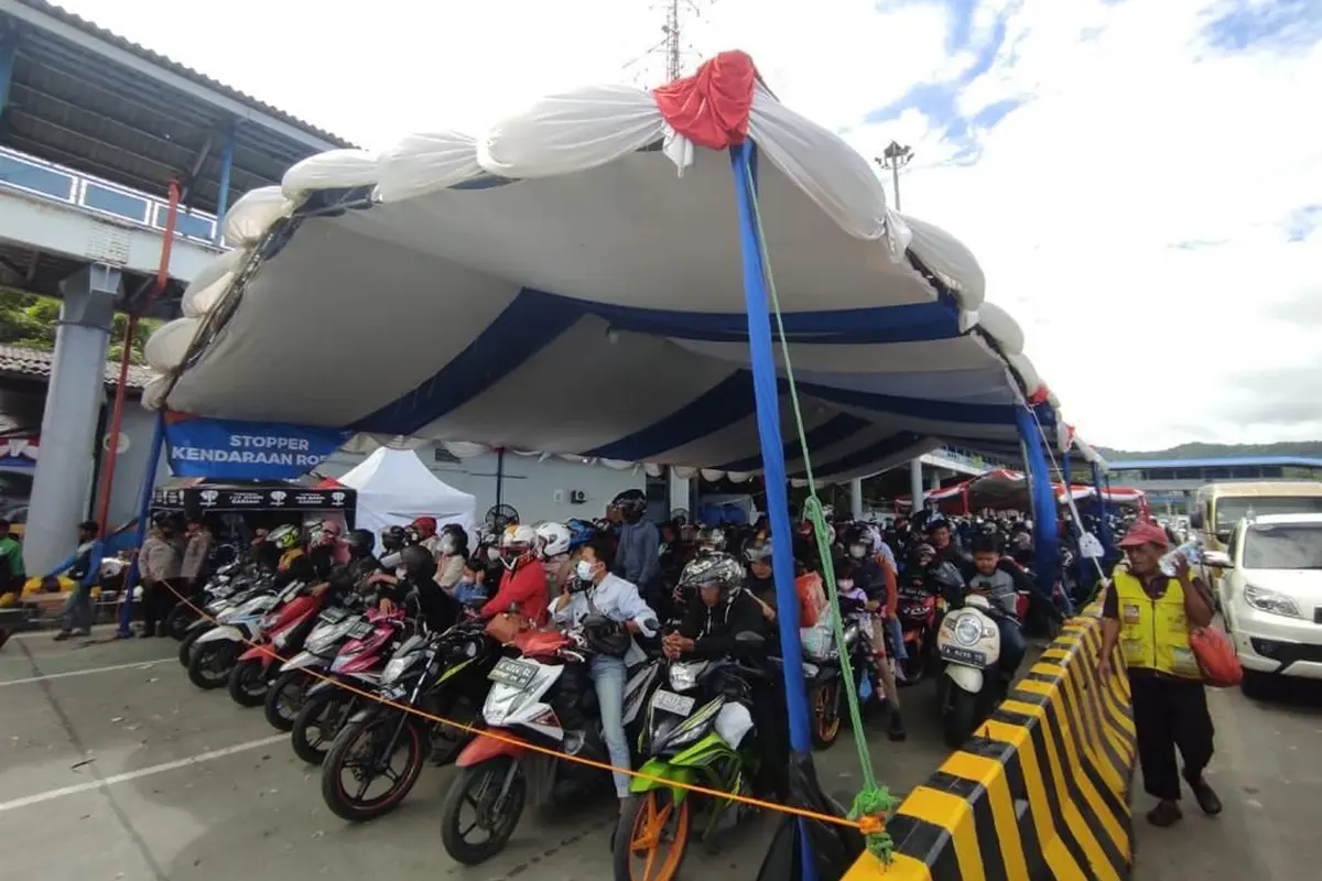 Kedatangan sepeda motor mengalir terdistribusi merata ke seluruh  dermaga Pelabuhan Penyeberangan  Merak Banten. (Dok Kemenhub)