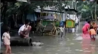 Selain akses jalan, banjir juga melanda rumah warga Kampung Andir dan Cieunteung.