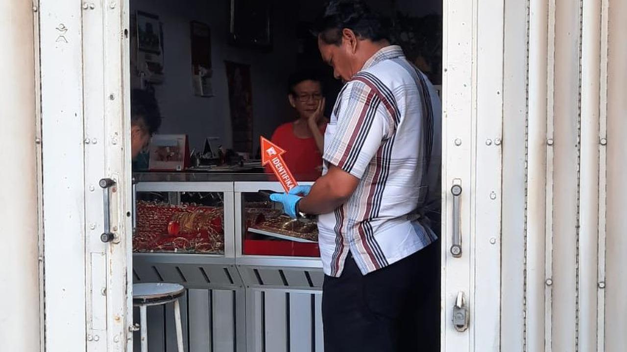 Usai berhasil mengambil sejumlah perhiasan emas, pelaku langsung kabur. Akibat kejadian tersebut korban mengalami kerugian sebesar Rp50 juta