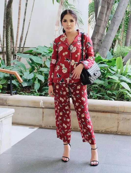 Nah, kalau yang satu ini memang benar-benar unik. Bukan untuk tidur, kali ini Nindy memakai piyama bermotif lucu ini menghadiri sebuah acara. Agar tetap formal, ia memadukannya dengan tas dan heels berwarna hitam. (Instagram/nindyparasadyharsono)