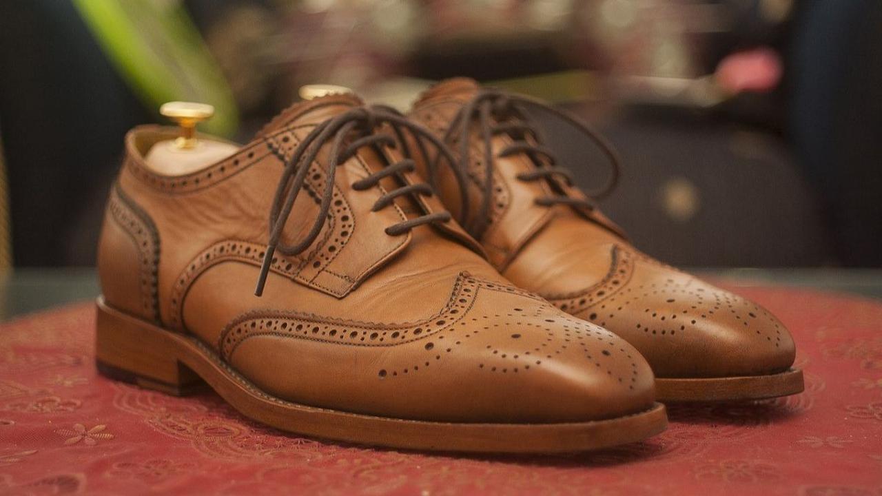 <b>Sepatu Berbahan Kulit</b>