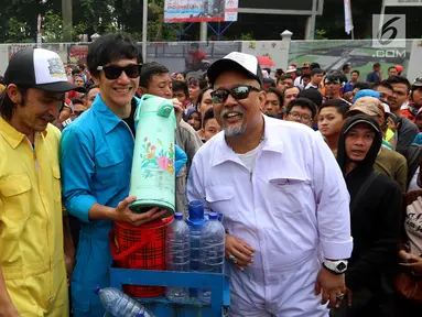 Aktor Abimana, Vino G. Bastian dan Indro foto di sepeda kopi bersama pengunjung Car Free Day saat promo film Warkop DKI Reborn part 2 di Senayan, Jakarta, Minggu (13/08). (Liputan6.com/Fery Pradolo)