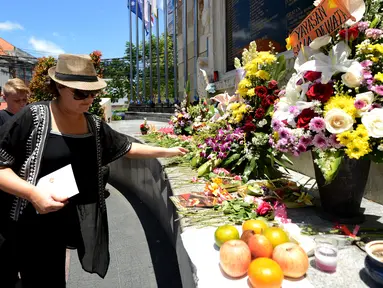 Wisatawan asing menaburkan bunga di Monumen Ground Zero Bali di kawasan Kuta, Bali (12/10). Mereka datang dan menaburkan bunga untuk memperingati tragedi bom Bali 2002. (AFP Photo/Sonny Tumbelaka)