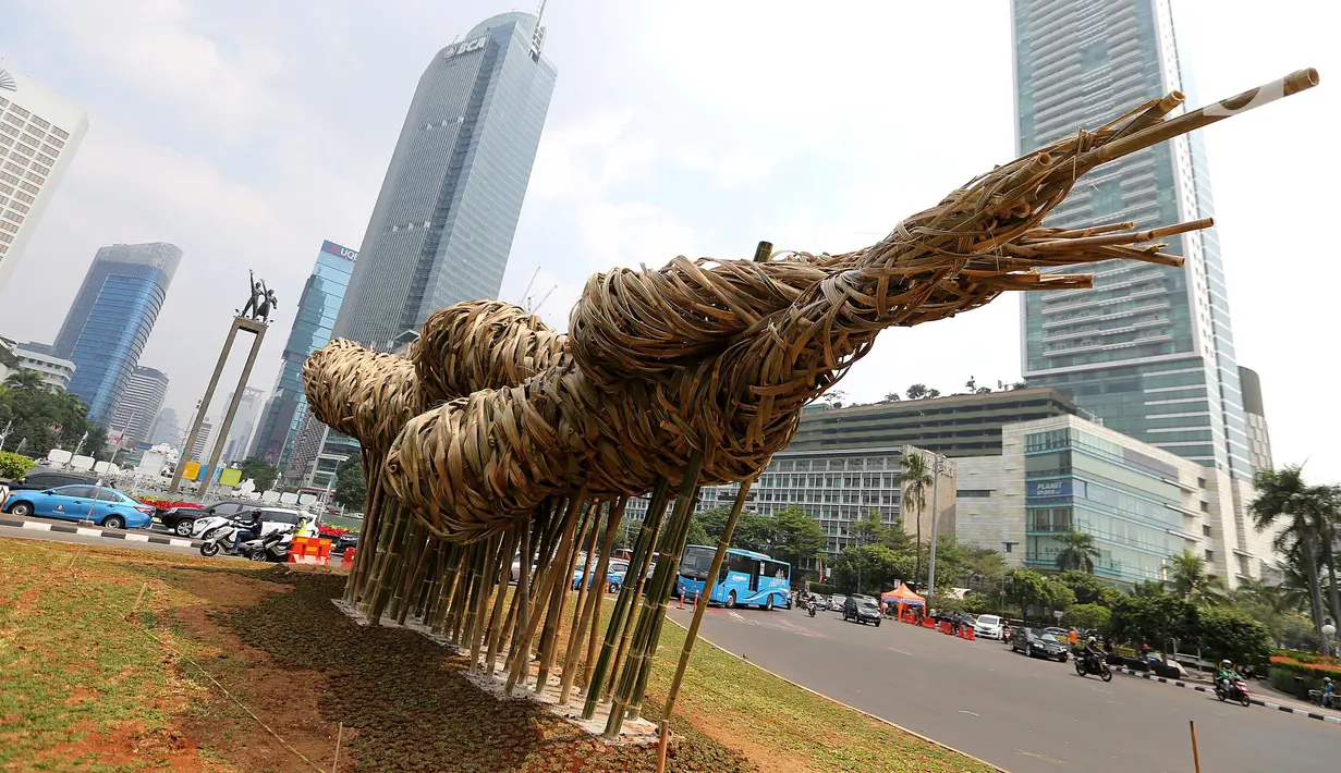 Sebuah instalasi bambu menghiasi kawasan Bundaran HI, Jakarta, Rabu (15/8). Instalasi bambu karya Joko Afianto dipajang untuk menyambut HUT Kemerdekaan RI dan Asian Games 2018. (Liputan6.com/Fery Pradolo)