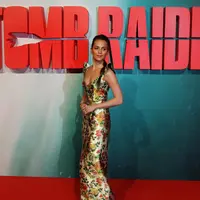 Aktris Alicia Vikander berpose saat tiba untuk menghadiri pemutaran perdana film terbarunya Tomb Raider, di London, Inggris (6/3). Aktris dan penari Swedia ini tampil cantik dengan gaun bermotif bunga. (AFP Photo/Daniel Leal-Olivas)