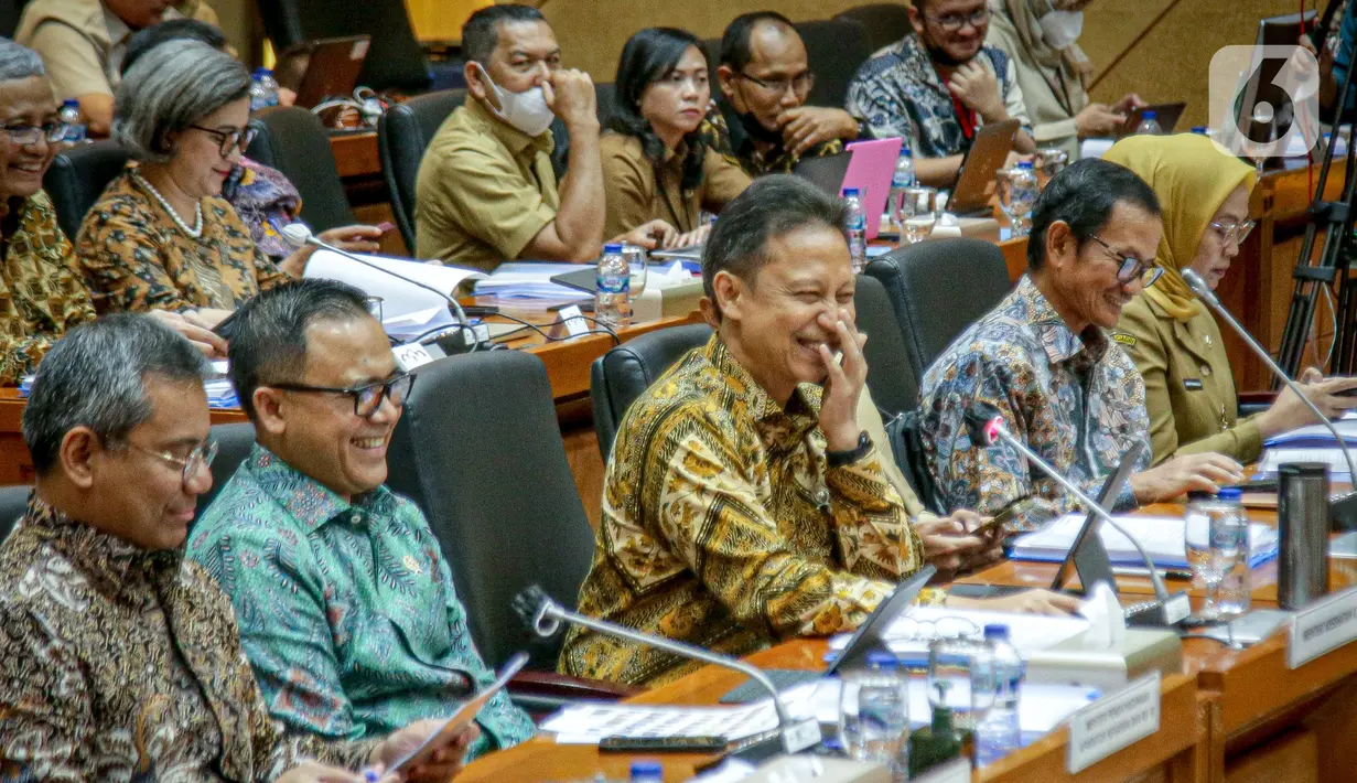 Turut hadir dalam rapat tersebut Menpan RB Azwar Anas, WA Menkumham Eddy Hiariej, hingga perwakilan Mendikbud, Menkeu, dan Mendagri. (Liputan6.com/Faizal Fanani)