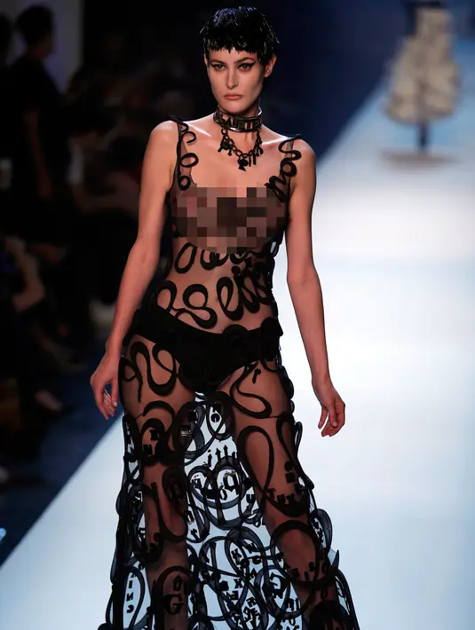 Model berpose di atas catwalk membawakan busana Haute Couture Fall/Winter 2018/2019 karya desainer asal Prancis, Jean Paul Gaultier di Paris, (4/7). (AP Photo/Francois Mori)
