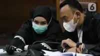 Terdakwa dugaan suap dan tindak pidana pencucian uang terkait pengurusan fatwa Mahkamah Agung untuk Djoko S Tjandra, Pinangki Sirna Malasari (kiri) saat menjalani sidang di Pengadilan Tipikor Jakarta, Rabu (25/11/2020). Sidang mendengar keterangan saksi-saksi. (Liputan6.com/Helmi Fithriansyah)