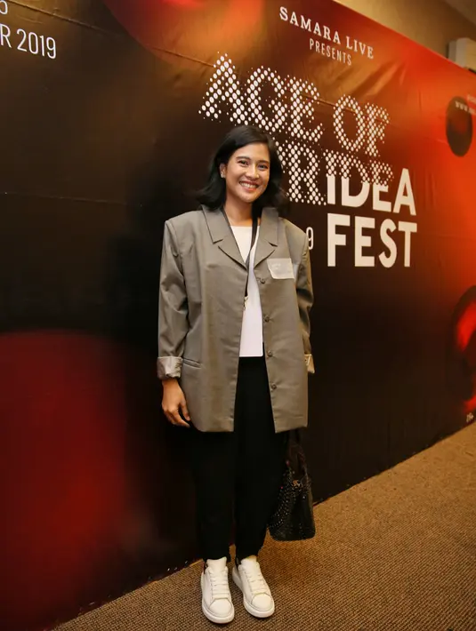 Dian Sastrowardoyo acara IDEAFest 2019. (Adrian Putra/Fimela.com)