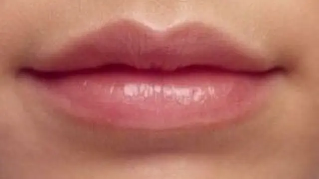 Bibir dengan Garis Tepi yang Rata
