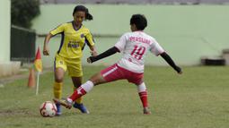 Pemain tim putri BMIFA berusaha melewati pemain BMIFA saat bermain di lapangan VIJ, Petojo, Jakarta, Sabtu (16/2). Acara ini rangkaian dari Festival 125 Tahun MH Thamrin. (Bola.com/Yoppy Renato)