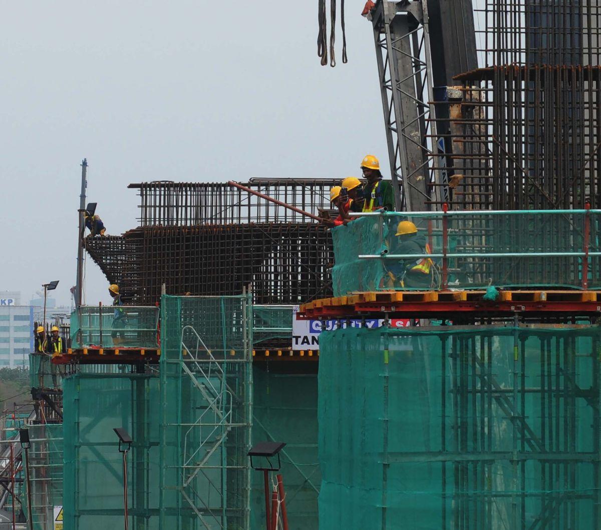 Pekerja menyelesaikan proyek Light Rail Transit (LRT) Jakarta Fase 1B dengan rute Velodrome-Manggarai, Jakarta, Rabu (1/5/2024). Bertepatan dengan May Day atau Hari Buruh Sedunia, pekerja proyek LRT Jakarta tetap sibuk bekerja. Foto: Merdeka.com/Imam Buh