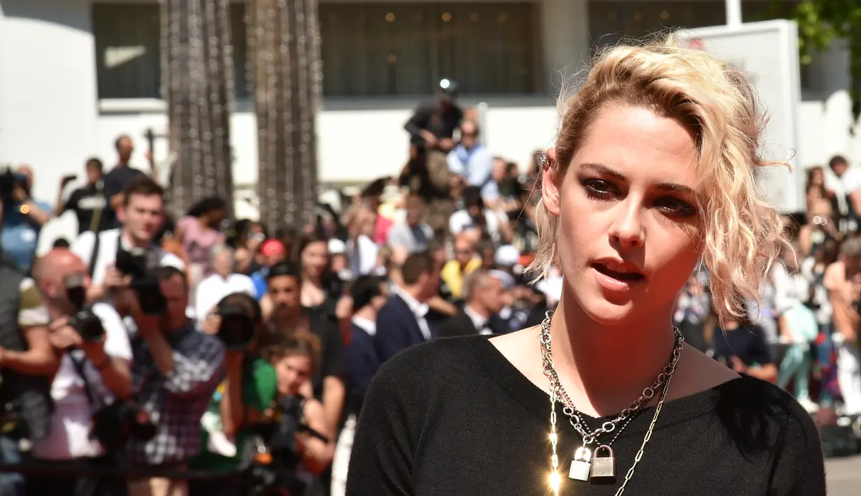 Setelah putus dengan mantan kekasihnya yang perempuan, Soko, Kristen Stewart jatuh ke pelukan Alicia Cargile. Namun disisi lain, Robert Pattinson pun belum bisa melupakan sosok Kristen Stewart. (AFP/Bintang.com)