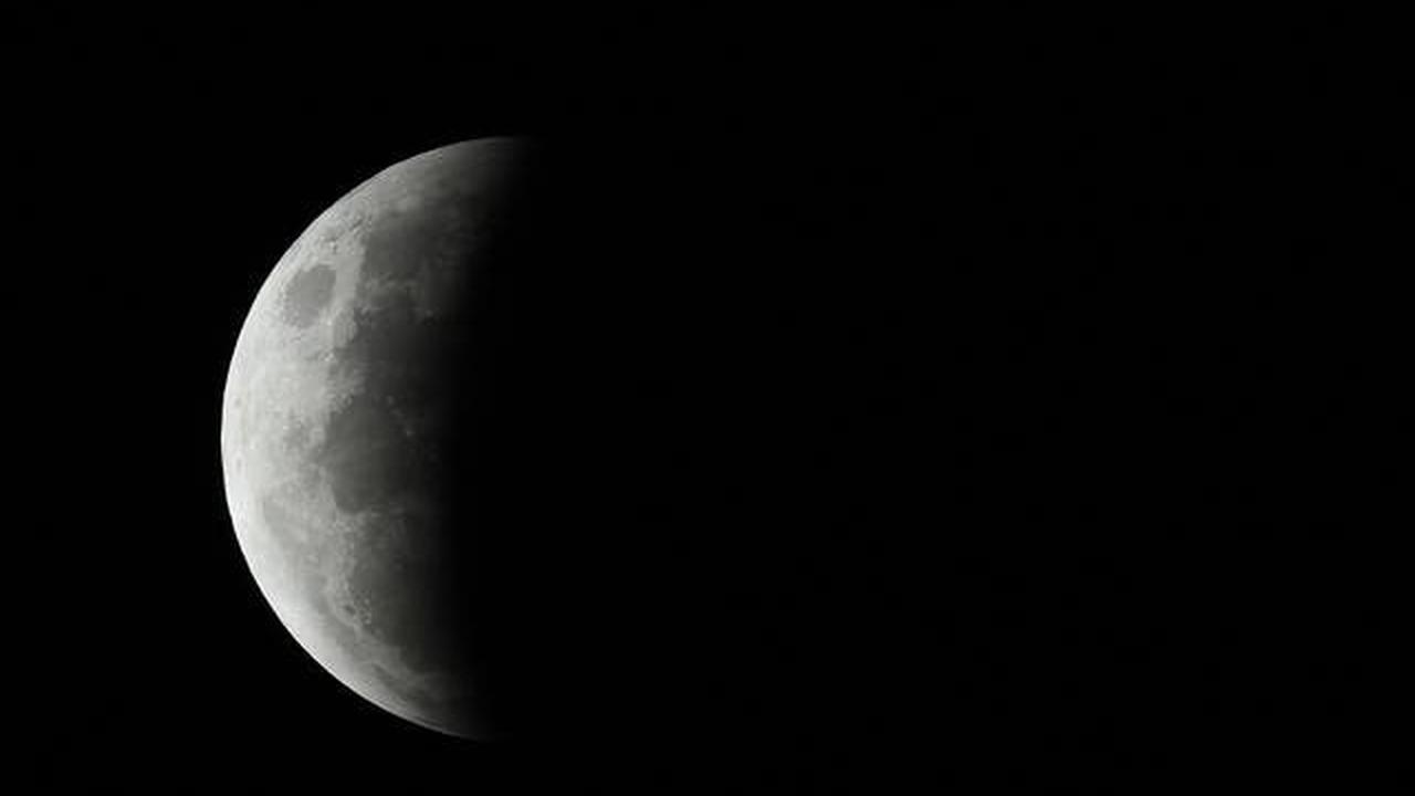 Perkembangan gerhana dimulai dengan sebagian menutupi bulan seperti yang terlihat di Sydney, Australia, pada Rabu 26 Mei 2021. (Saeed / AFP / Getty)