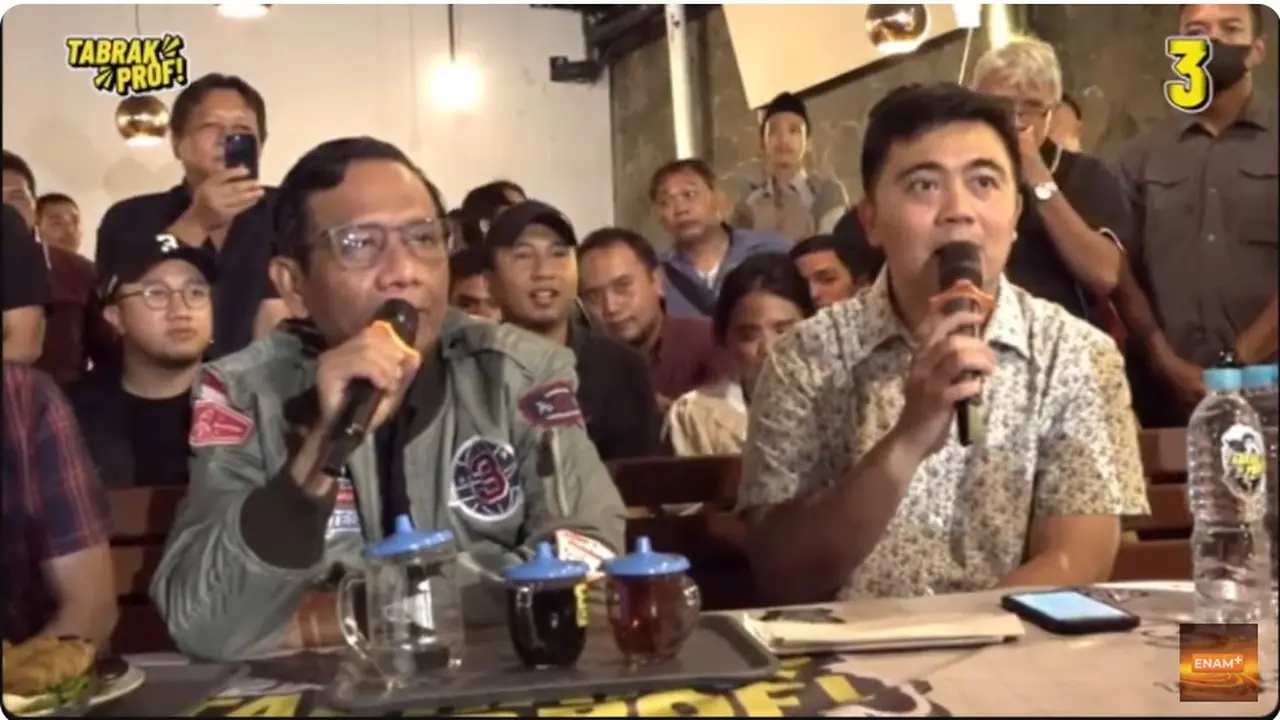Calon Wakil Presiden (cawapres) nomor urut 03 Mahfud Md melakukan tanya jawab dengan pendukungnya dalam acara Tabrak Prof! di Semarang, Jawa Tengah, Selasa (23/1/2024).