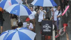 Kegiatan Even tahunan Indonesia Fashion Week gelar Sunday Dress Up dari Gedung Sapta Pesona, Kementerian Pariwisata menuju Bundaran Hotel Indonesia, Jakarta, Minggu (1/2/2015). (Liputan6.com/Herman Zakharia)