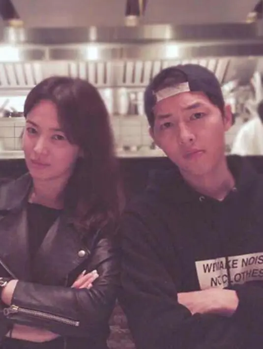 Lewat akun instagram milik Kyo122, Hye Kyo memamerkan foto kemesraan Song-Song couple. Para netizen pun gemas dan memuji jika mereka memiliki chemsitry yang begitu kuat diluar film. (viainstagram@kyo1122/Bintang.com)