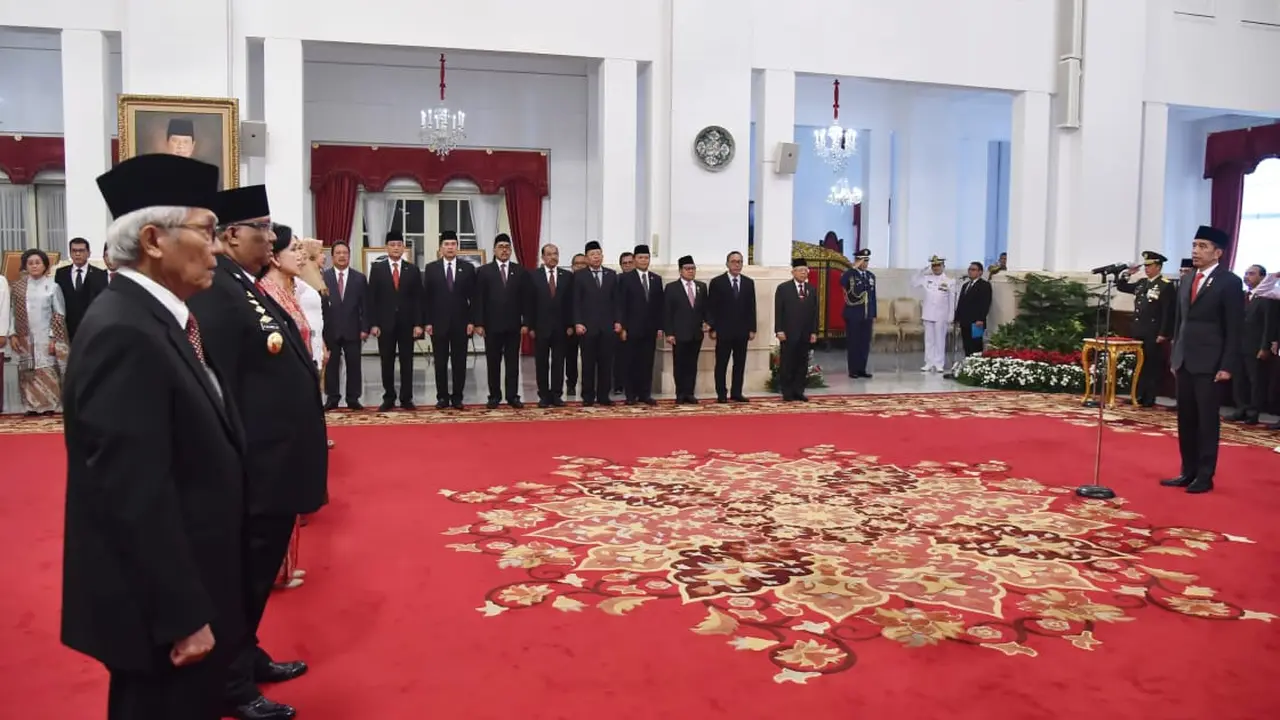 Presiden Joko Widodo atau Jokowi menganugerahkan gelar Pahlawan Nasional kepada enam orang tokoh.