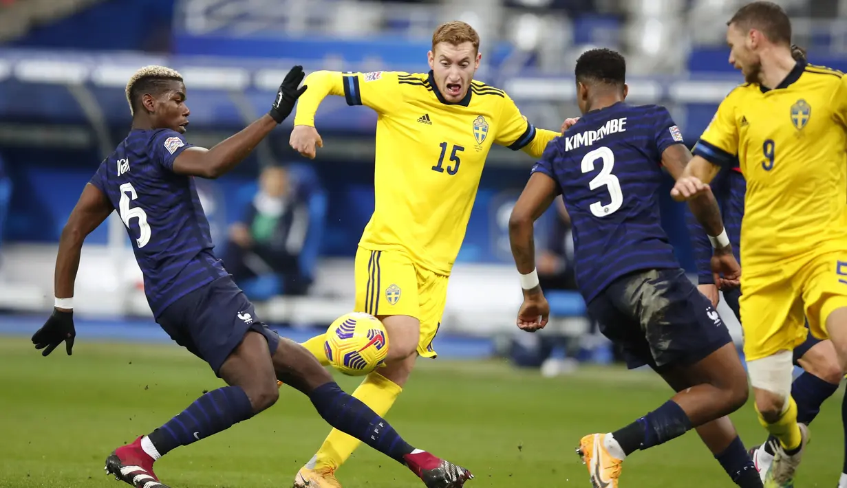 Penyerang Swedia, Dejan Kulusevski (center) berusaha melewati gelandang Prancis, Paul Pogba pada pertandingan UEFA Nations League di stadion Stade de France di Saint-Denis, Paris utara, Selasa (17/11/2020). Prancis menang atas Swedia 4-2. (AP Photo/Francois Mori)