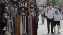 Warga berjalan melewati sebuah toko di Istanbul, Turki, 27 Juli 2020. Perekonomian Turki mengalami kesulitan dengan adanya lonjakan inflasi pada Juni saat pemerintah memutuskan untuk melonggarkan lockdown yang diterapkan guna mengatasi penyebaran COVID-19. (Xinhua/Osman Orsal)
