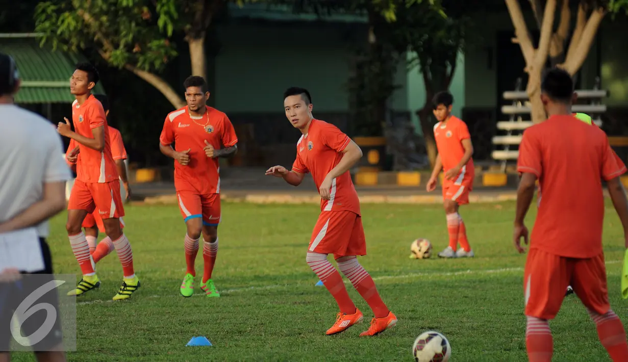 Pemain klub Waasland-Beveren, Arthur Irawan (tengah) ikut dalam sesi latihan bersama Persija di Lapangan Yon Zikon 14, Jakarta, Kamis (16/6/2016). Persija akan melakoni laga tandang melawan Arema Cronus, Minggu (19/6). (Liputan6.com/Helmi Fithriansyah)