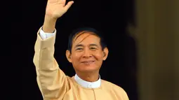 Presiden Myanmar yang baru terpilih Win Myint melambaikan tangan kepada media di luar parlemen di Naypyitaw, Rabu (28/3). Win Myint dipilih untuk menggantikan Htin Kyaw, yang mengundurkan diri pekan lalu karena alasan kesehatan. (AP/Aung Shine Oo)