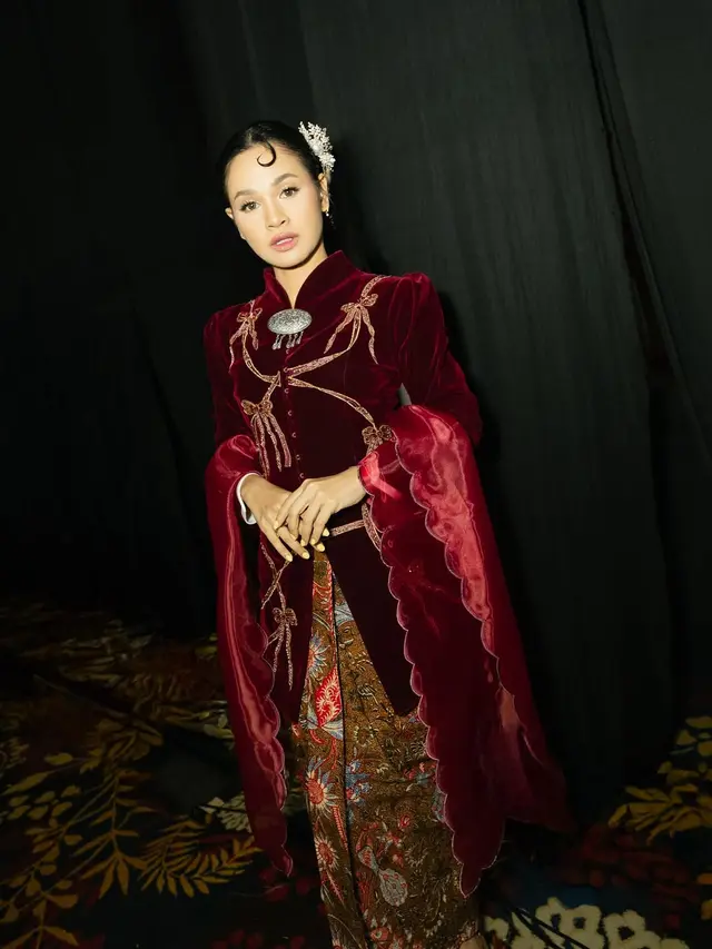 Andien Aisyah Tampil Anggun dengan Sentuhan Coquette dalam Balutan Kebaya Berpita