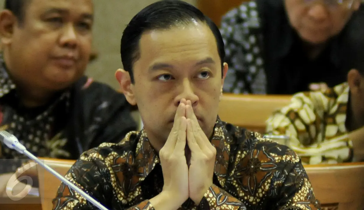 Menteri Perdagangan,Thomas Trikasih Lembong mengikuti Raker dengan Komisi VI DPR di Kompleks Parlemen,Jakarta, (3/2). Ada 4 aspek revitalisasi yaitu revitalisasi fisik, manajemen, sosial budaya, dan ekonomi. (Liputan6.com/JohanTallo)
