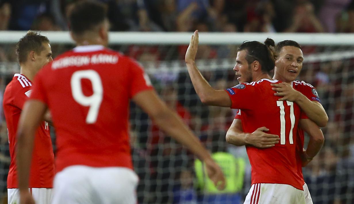 Gareth Bale dan para pemain Wales merayakan kemenangan atas Austria pada laga Group D kualifikasi Piala Dunia 2018 di Cardiff City Stadium, Cardiff, (2/8/2017). Wales menang 1-0.  (AFP/Geoff Caddick)
