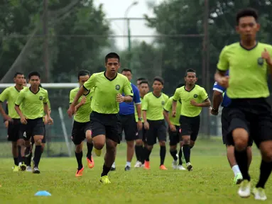 Jelang berlaga di kualifikasi Grup H Piala Asia 2016, timnas Brunei Darussalam U-23  melakukan latihan ringan di Lapangan C Senayan, Jakarta, Selasa (24/3/2015). (Liputan6.com/Helmi Fithriansyah)